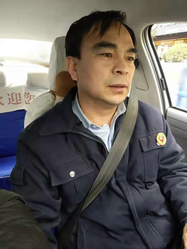 【拾金不昧】為隴運(yùn)集團(tuán)潤(rùn)祥出租車公司駕駛員“王劉德”點(diǎn)贊！！