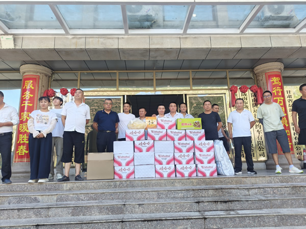 隴南市總工會(huì)在隴運(yùn)集團(tuán)公司開(kāi)展“夏送清涼”慰問(wèn)活動(dòng)