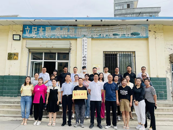 隴運集團公司團委在武都公交公司舉行 “青年文明號”掛牌儀式